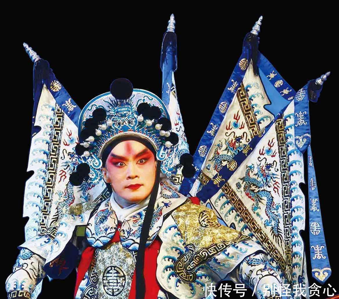 京剧《狄青》>受仁宗赏识,登上人生巅峰>狄青的出场自带一张青铜面具