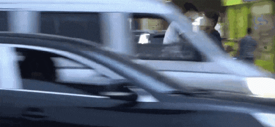 摄影师|搞笑GIF:现在情侣都流行这样骑车了?