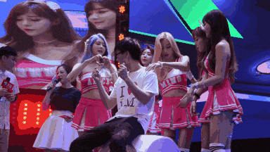 小伙子|搞笑GIF：小伙子，你这帽子是怎么到脚上的，说出你的故事