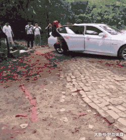 媳妇|搞笑GIF趣图：妹子，你干嘛，当着面也敢抢人家男朋友，你不知道对面姑娘很强悍吗