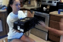 低头|搞笑GIF:这样居然都阻止不了低头族