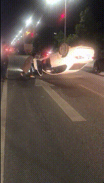 天都|搞笑GIF:麻烦,请给单身狗让各路走走!