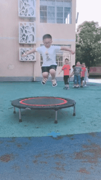 套路|三轮大妈转弯太任性了，车主神操作...