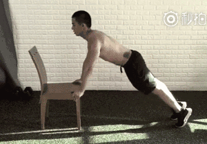别说没器材、没地方健身！一张椅子就可以练全身肌肉！