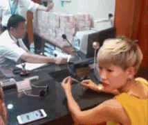 长命百岁|搞笑GIF：一只不知道怎么下来的变色龙