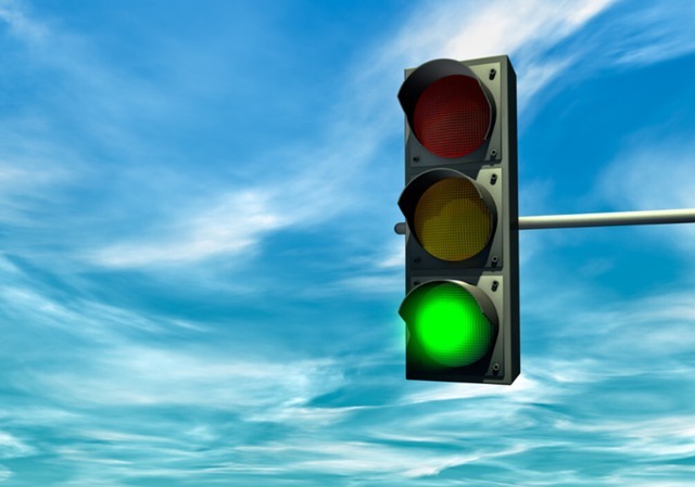 新版"红绿灯"正式启用,读秒功能取消,车主:我都不敢开车了_看看头条_