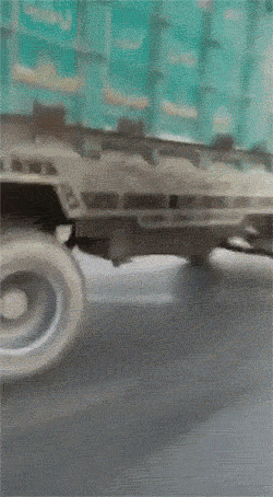 栗子|搞笑GIF趣图:姑娘,一桶水都拿不动了,看来你真是缺一个男朋友!