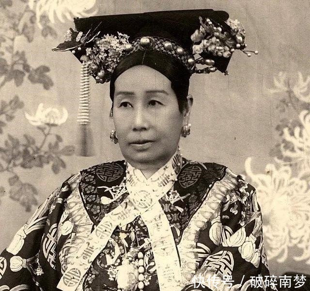 清朝的妃子脖子上为何要系着白丝带难怪慈禧不是经常系