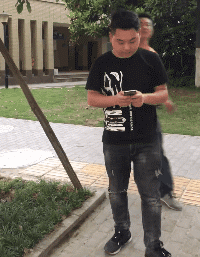 就是|搞笑gif趣图:哥们,你装的挺像的呀,应该不痛吧!