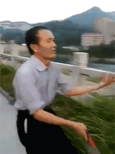 大哥|搞笑GIF趣图:哎呦,怎么又是你的业绩最好,看我用小拳拳捶你