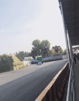 是在|搞笑gif趣图：感觉右边的人，不是在攀岩了，是在飞