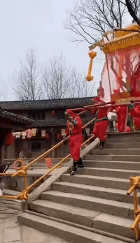 抬轿子|搞笑GIF:都说抬轿子的辛苦,原来坐轿子也是个技术活啊。