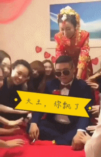 玩游戏|搞笑GIF：哥们，你家狗子穿上牛仔裤，走路很帅气