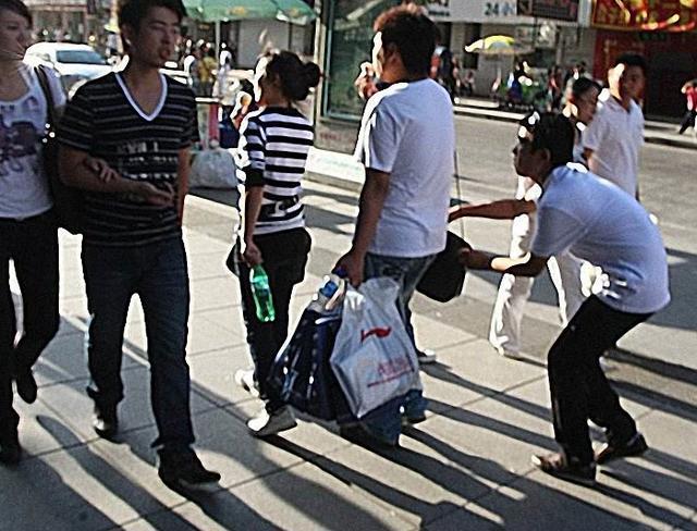 小偷|街头小偷得手瞬间，很多人看到第五张，都忍不住笑了