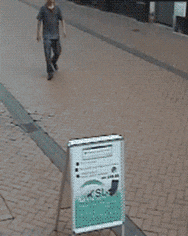 刷子|搞笑GIF: 看妹子这姿势, 看来没两把刷子还真干不了摄影呀!