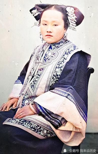 清朝女子的彩色老照片图5是穿戴华丽的富婆2