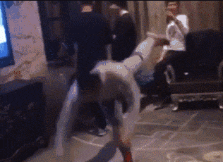 滑板车|GIF搞笑趣图：你这滑板车在哪里买的，质量可是不行啊！