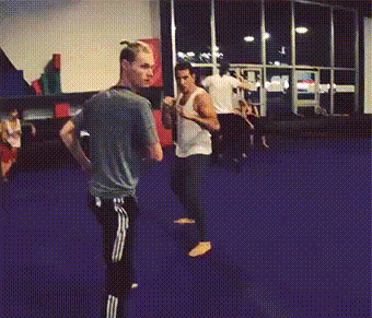 大叔|搞笑动态图GIF: 大叔我们是来给鱼放生的,不是让你下去游泳的。