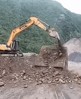 样子|GIF搞笑趣图：两个都嫌弃的样子，其实想让你们换换吃的！