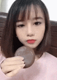 阿姨|搞笑GIF动图：大姐，你这个防雨装备根本就挡不了雨啊