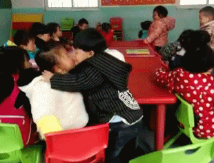 妹子|搞笑GIF：奶奶们好霸气哦