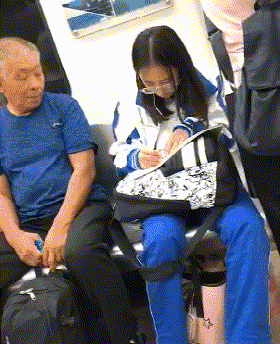 汗毛|搞笑GIF: 呵呵, 看来阿姨是和我杠上了, 这架势她是不会放过我的