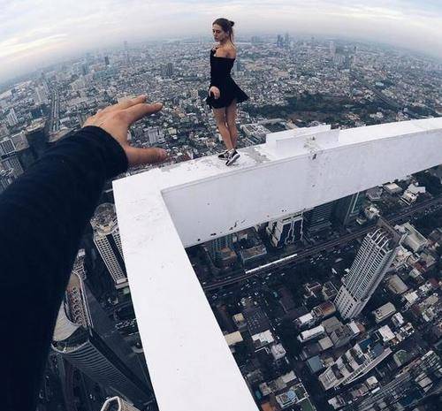 俄女孩每天换上不同衣服在大厦楼顶拍摄最危险的照片