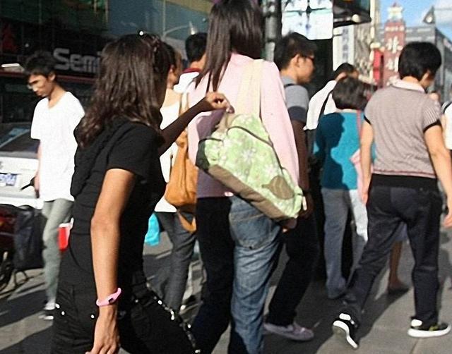 小偷|街头小偷得手瞬间，很多人看到第五张，都忍不住笑了