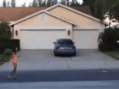 手指甲|搞笑GIF：妹子，赶快剪剪你的手指甲吧