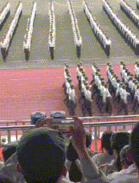 是在|搞笑gif趣图：感觉右边的人，不是在攀岩了，是在飞