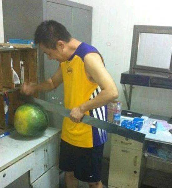 大姐|搞笑GIF图：大姐，你们两口子吵架凭什么打我？