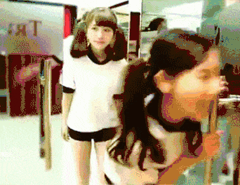 妹子|搞笑GIF趣图：大哥，你这有点太坏了，真是给妹子吓到了