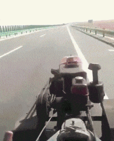 轰鸣声|搞笑GIF: 第一次上高速，听着发动机的轰鸣声，内心无比激动