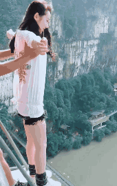 胆子|爆笑GIF: 美女, 你的胆子真的很大, 我是不敢尝试!