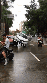 这是|搞笑GIF: 美女, 你这是在家猛如虎, 打针吓成鼠