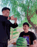 肘子|搞笑GIF趣图:大哥,大肘子虽然好吃,但你这吃相真难看