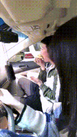 套路|三轮大妈转弯太任性了，车主神操作...