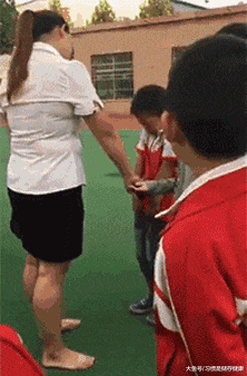 妹子|公司刚招聘的妹子，一下子成为了办公室所有的焦点