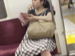 妹子|姑娘，你穿成这样出门，不怕衣服会掉下来