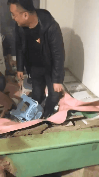 孩子|搞笑GIF：一看这孩子就是个当木工的料！