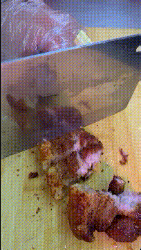 二话不说|?爆笑GIF趣图:今天来一个顾客非要吃烤西瓜,我二话不说就来了一个