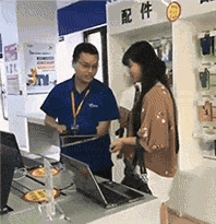 妹子|搞笑GIF趣图：要不要提醒下妹子，皮带忘记扣上了