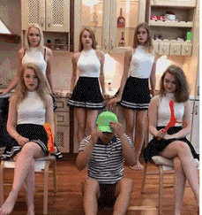 沂南|搞笑GIF图：老哥你真会玩啊，戴个绿帽在美女群里干嘛呢