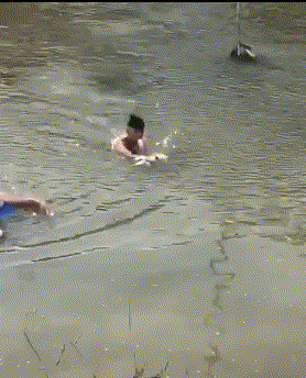 雨衣|搞笑GIF:这姑娘有味道,都别和我抢了