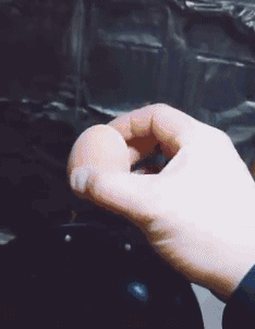 地上|搞笑GIF:买到了假鸡蛋,掉在地上会蹦