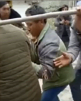 大叔|搞笑GIF:大叔们,还挺会玩啊!这东西有那么重吗?