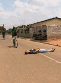 大娘|搞笑GIF：这大娘脸皮也太厚了吧，咋的不撞你都不行呀！