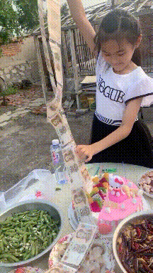 校舍|搞笑GIF：小姑娘，你别高兴的太早了，一会钱还得交给爸妈的