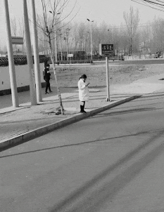 妹子|搞笑gif趣图:来来来,有钱的捧个钱场,没钱的捧个人场咯