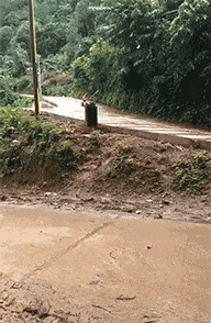 口红|搞笑GIF：只能这样喝了！口红要不然就掉了！这样方便！